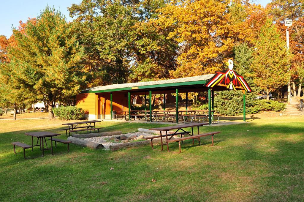 Arrowhead Camping Resort Deluxe Cabin 4 Douglas Center Exteriör bild